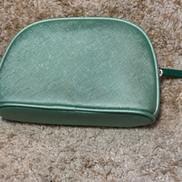 **5 ITEM BUNDLE** Including: La Mer Green Cosmetic Bag with 4 Skincare Items NWT - Picture 13 of 15